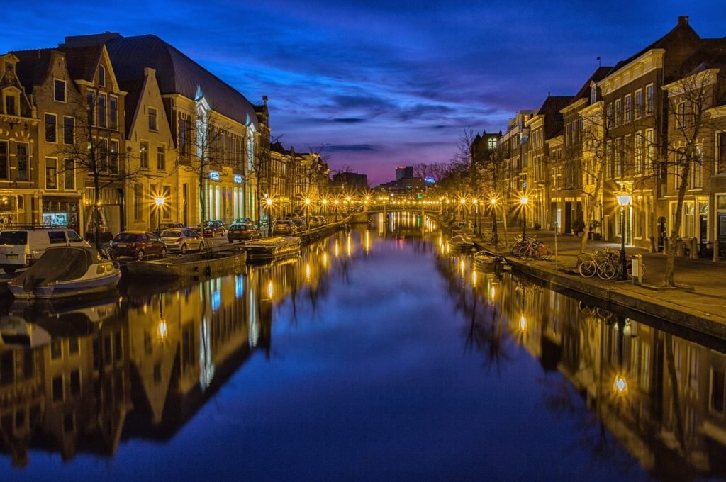 canal-buildings-city-114290 canal, buildings, city-114290.jpg